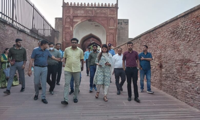 AGRA- लाल किला में राजा सूरजमल जी के विजय दिवस पर आयोजित कार्यक्रम को लेकर जिलाधिकारी ने किया निरीक्षण दिए दिशा निर्देश 1