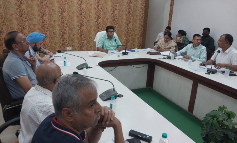 AGRA - जिलाधिकारी ने विद्युत खंभों से बिजली के गैर विद्युत तार हटाए जाने के दिए निर्देश 1