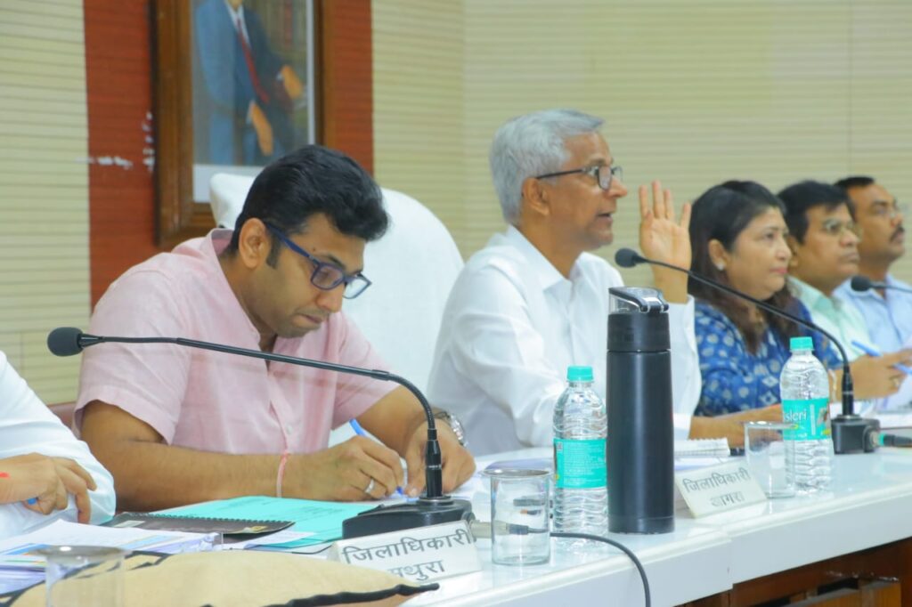 AGRA- मण्डलायुक्त की अध्यक्षता में सीएम डैश बोर्ड व मण्डलीय विकास कार्यों की समीक्षा बैठक हुई संपन्न