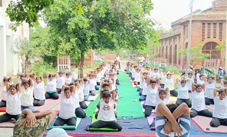 AGRA- 11वें अंतर्राष्ट्रीय योग दिवस के अवसर पर ज़िला प्रशिक्षण संस्थान पर भव्यता से आयोजित हुआ योग दिवस 1