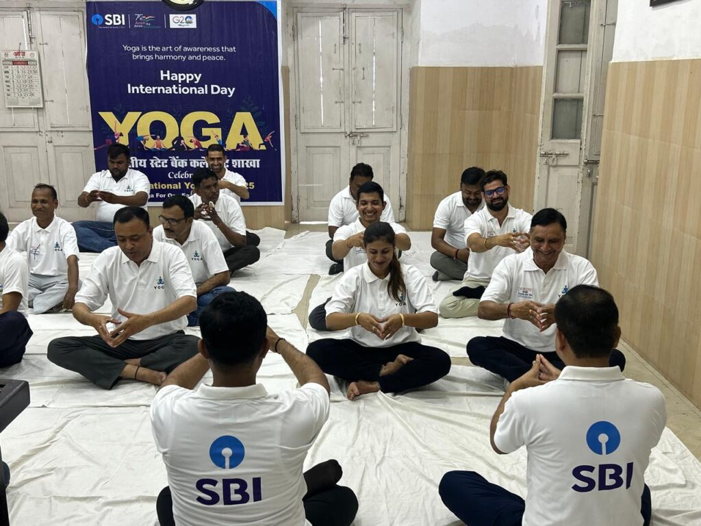 एसबीआई कलेक्ट्रेट कैंपस शाखा ने मनाया अंतर्राष्ट्रीय योग दिवस 2025 एसबीआई