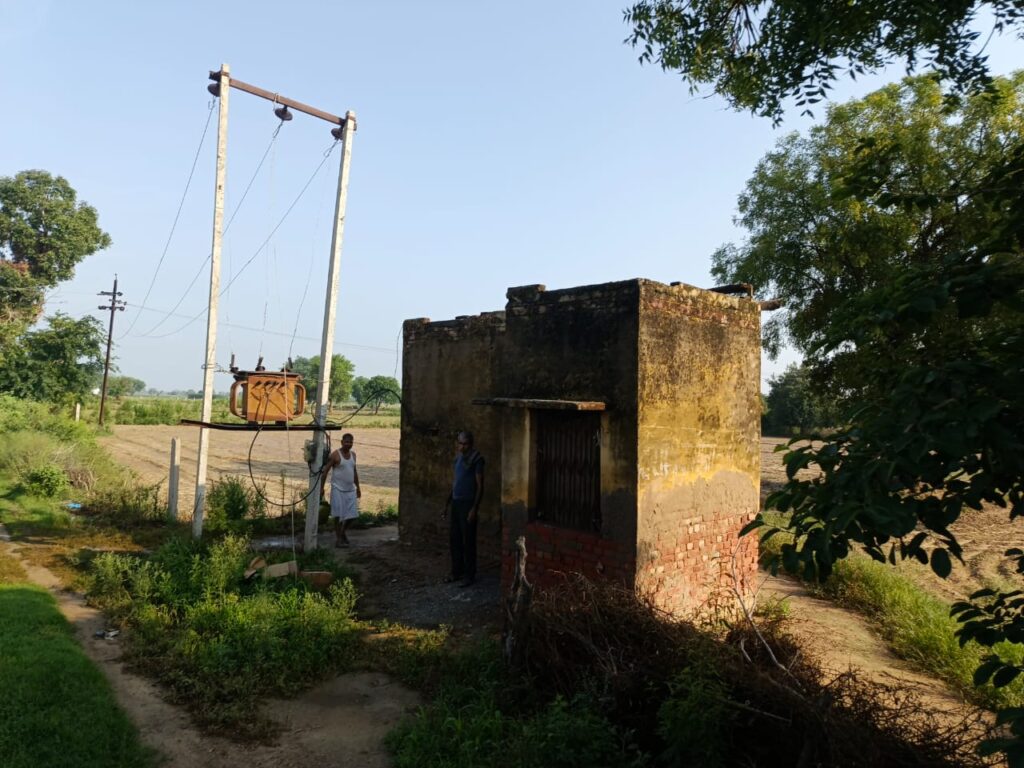 AGRA- सरकारी नलकूप का ट्रांसफार्मर फुंक जाने से पेयजल व्यवस्था हुई ठप्प