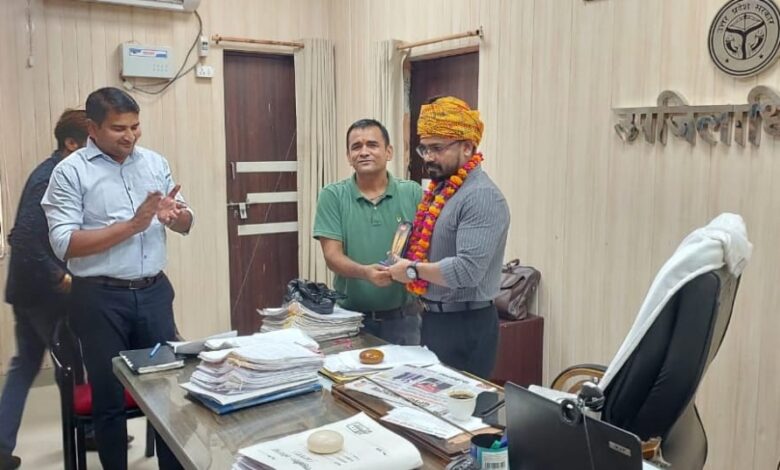 AGRA- उपजिलाधिकारी ने नलकूप की डीपी रखने के विद्युत विभाग को दिए आदेश 1