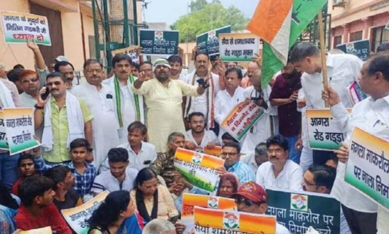 AGRA- सड़क और नाले के मुद्दे को लेकर कांग्रेस कमेटी ने डीएम को सौंपा ज्ञापन, मिला आश्वासन 1