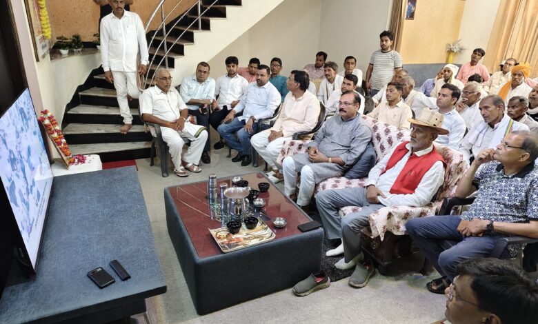 AGRA- सांसद राजकुमार चाहर ने कार्यकर्ताओं के साथ सुनी मन की बात : किया वृक्षारोपण 1