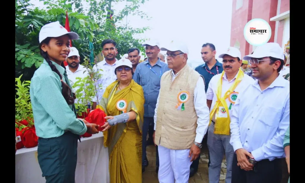 अटल वन, की स्थापना कर किया पौधारोपण
