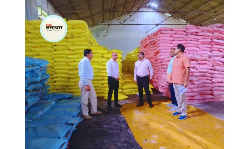 जिलाधिकारी के निर्देशों के क्रम में अपर जिलाधिकारी (नमामि गंगे) ने ली खाद की जानकारी खाद