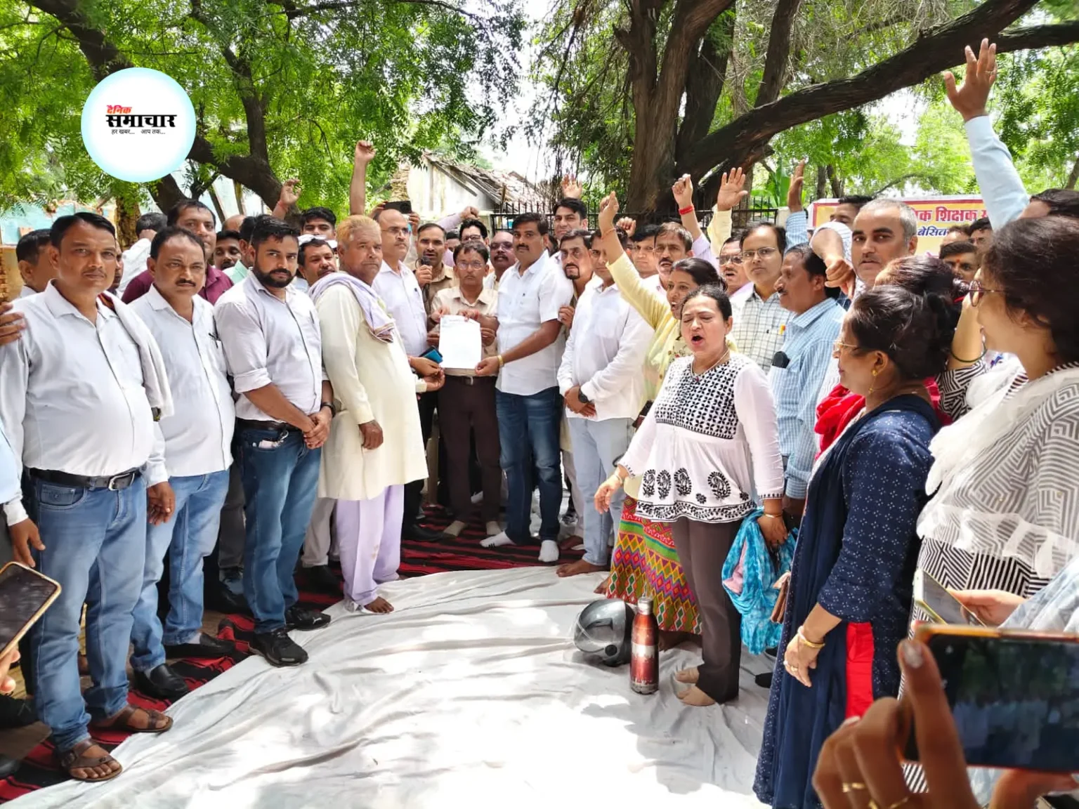 प्राथमिक शिक्षक संघ ने विद्यालय मर्जर, OPS आदि मुद्दे पर धरना देकर भरी हुंकार प्राथमिक