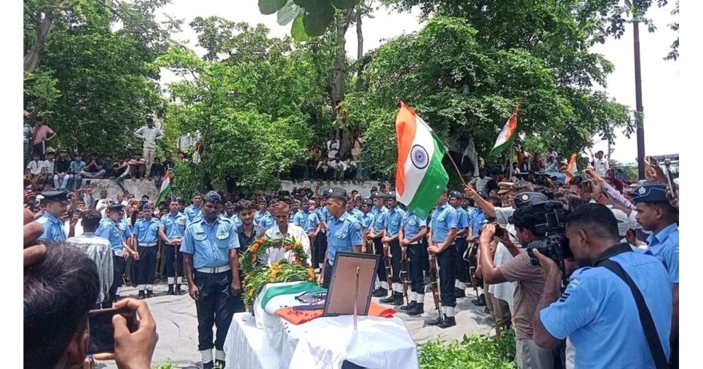 KHERAGARH- भारतीय वायुसेना जवान लाखन सिंह लोधी राजपूत का अंतिम संस्कार राजकीय सम्मान के साथ हुआ, गांव में उमड़ा जनसैलाब भारतीय वायुसेना जवान