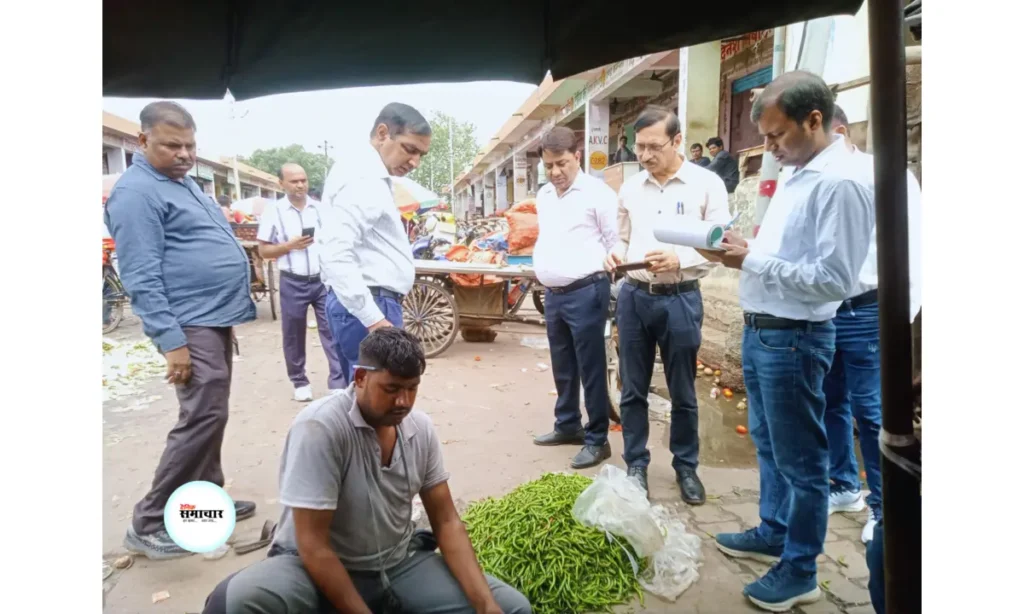 आगरा में मिलावट विरोधी अभियान: सिकंदरा मंडी से सड़ा माल नष्ट मिलावट