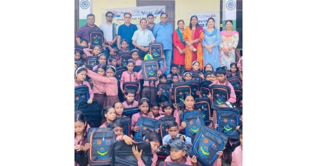 AGRA- आगरा में रोटरी क्लब नियो ने 200 निर्धन बच्चों को निशुल्क बैग वितरित किए, जल्द होगा स्वास्थ्य शिविर और स्टेशनरी वितरण रोटरी क्लब