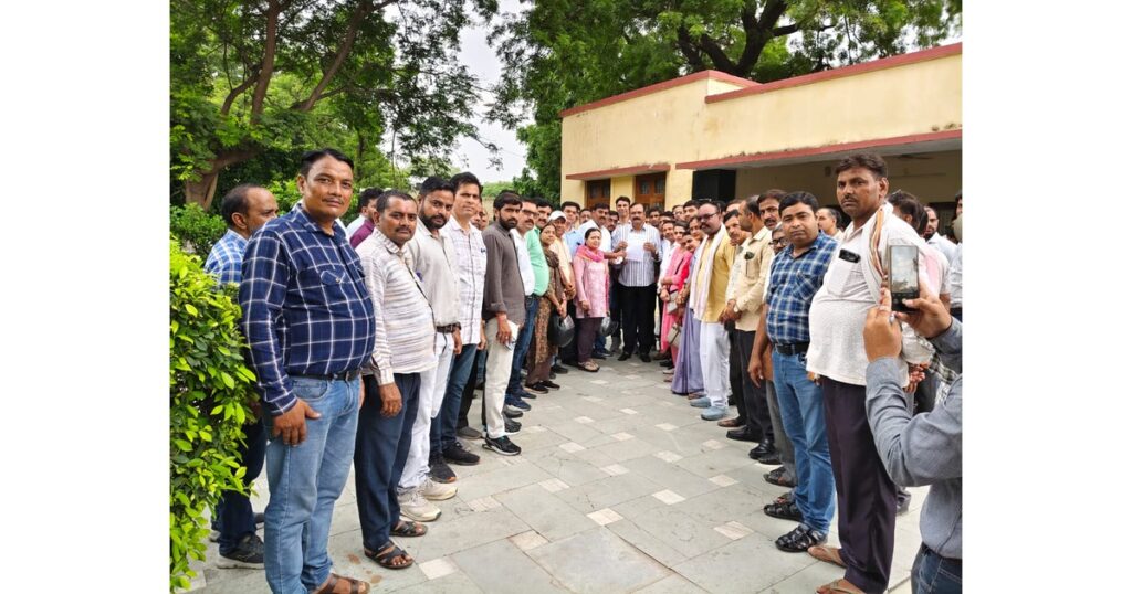 विद्यालय मर्जर के विरोध में ज्ञापन सौंपा, सांसद राजकुमार चाहर से शिक्षकों की अपील – स्कूल बंद न किए जाएं विद्यालय मर्जर