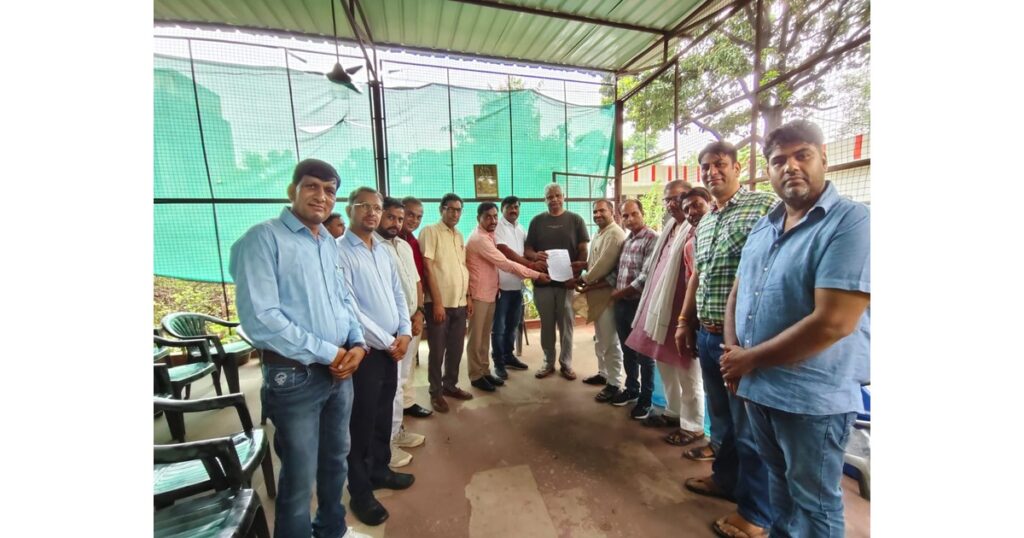 AGRA- विद्यालय मर्जर के विरोध में गरजा शिक्षक संघ, जनप्रतिनिधियों को सौंपा ज्ञापन विद्यालय मर्जर