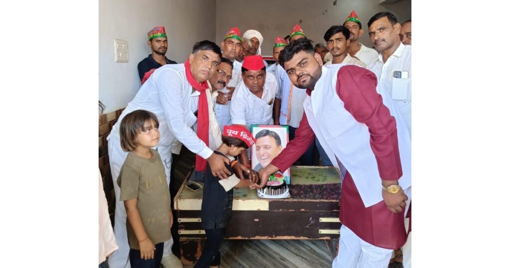 AGRA- उत्तर प्रदेश के पूर्व मुख्यमंत्री अखिलेश यादव का 52वां जन्मदिन समाजवादियों ने हर्षोल्लास से मनाया अखिलेश यादव