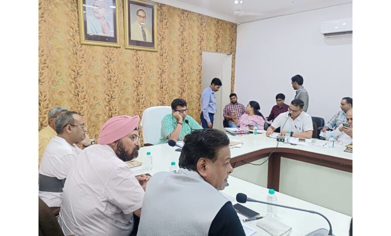 आगरा जिलाधिकारी की अध्यक्षता में जिला स्तरीय उद्योग बंधु समिति व जिला स्तरीय वाणिज्य बंधु समिति की हुई बैठक 1 आगरा