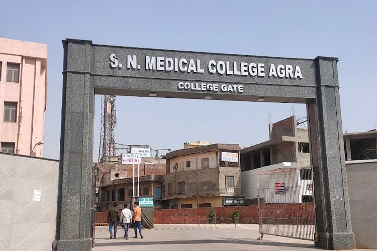 डॉक्टर दिवस 2025 एसएन मेडिकल कॉलेज आगरा