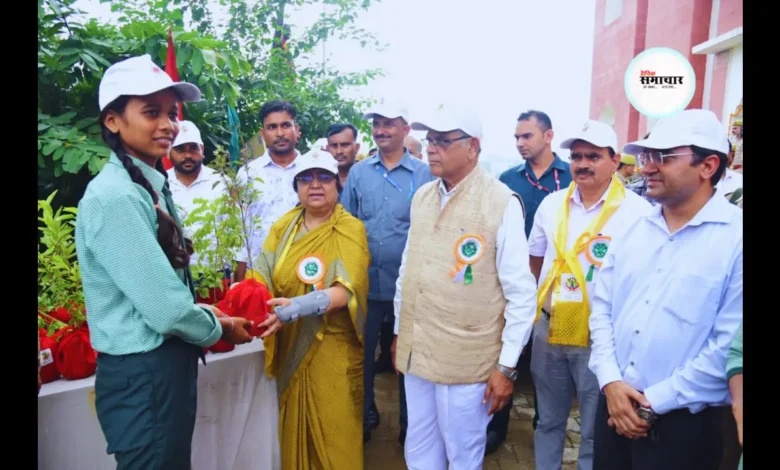 पर्यावरण वन एवं जलवायु परिवर्तन विभाग द्वारा अटल वन की स्थापना कर किया पौधारोपण 1 अटल वन, की स्थापना कर किया पौधारोपण