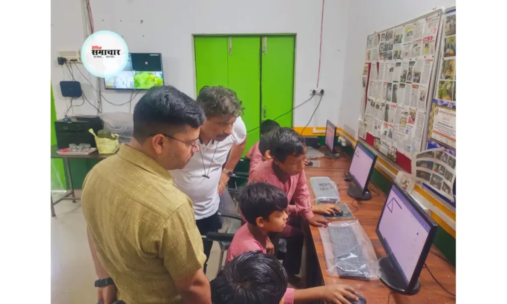 आगरा में बीएसए ने बच्चों को कंप्यूटर का पाठ सिखाया आगरा में बीएसए ने बच्चों को, कंप्यूटर, का पाठ सिखाया