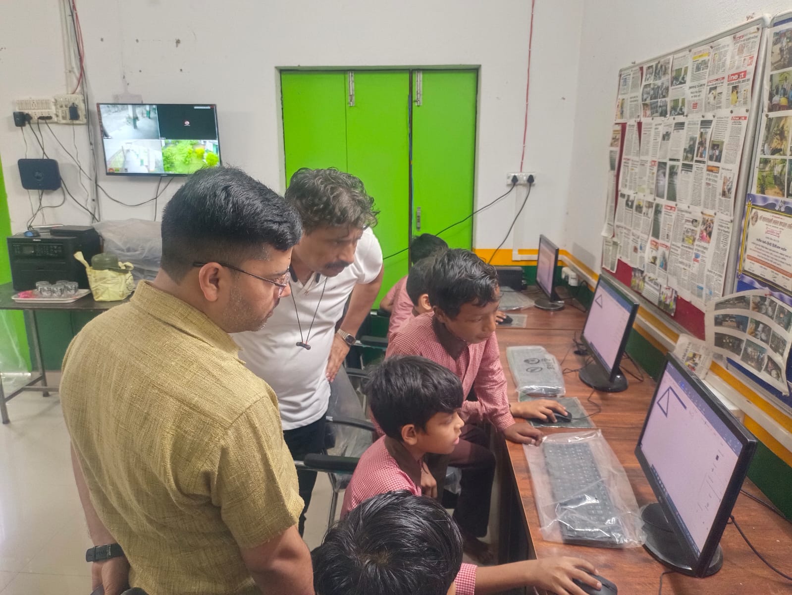आगरा में बीएसए ने बच्चों को, कंप्यूटर, का पाठ सिखाया