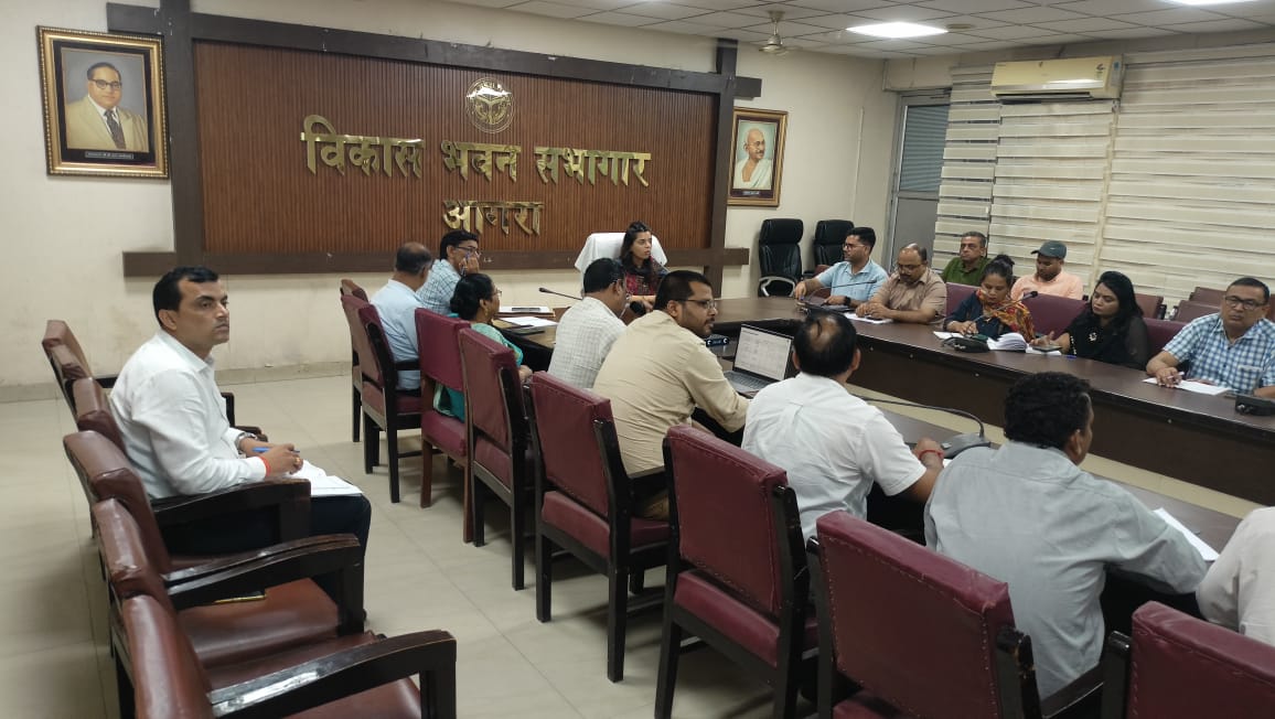 CDO, प्रतिभा सिंह, ने आगरा BSA की लापरवाही पर वेतन रोका