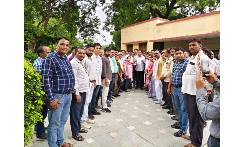 विद्यालय मर्जर के विरोध में ज्ञापन सौंपा, सांसद राजकुमार चाहर से शिक्षकों की अपील - स्कूल बंद न किए जाएं 1 विद्यालय मर्जर