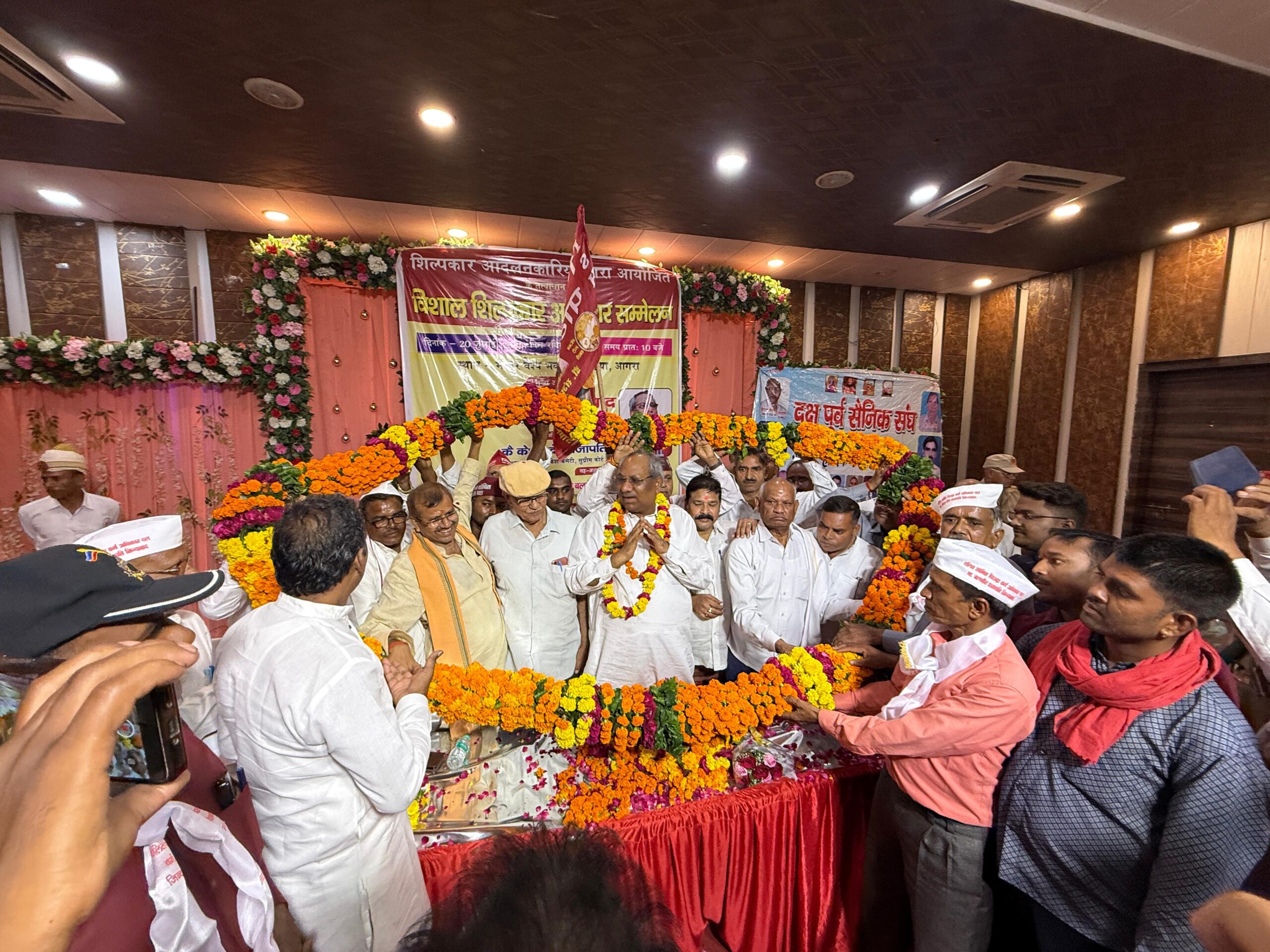 विशाल शिल्पकार अधिकार सम्मेलन में पहुँचे मंत्री डॉ. संजय कुमार निषाद 2 विशाल शिल्पकार अधिकार