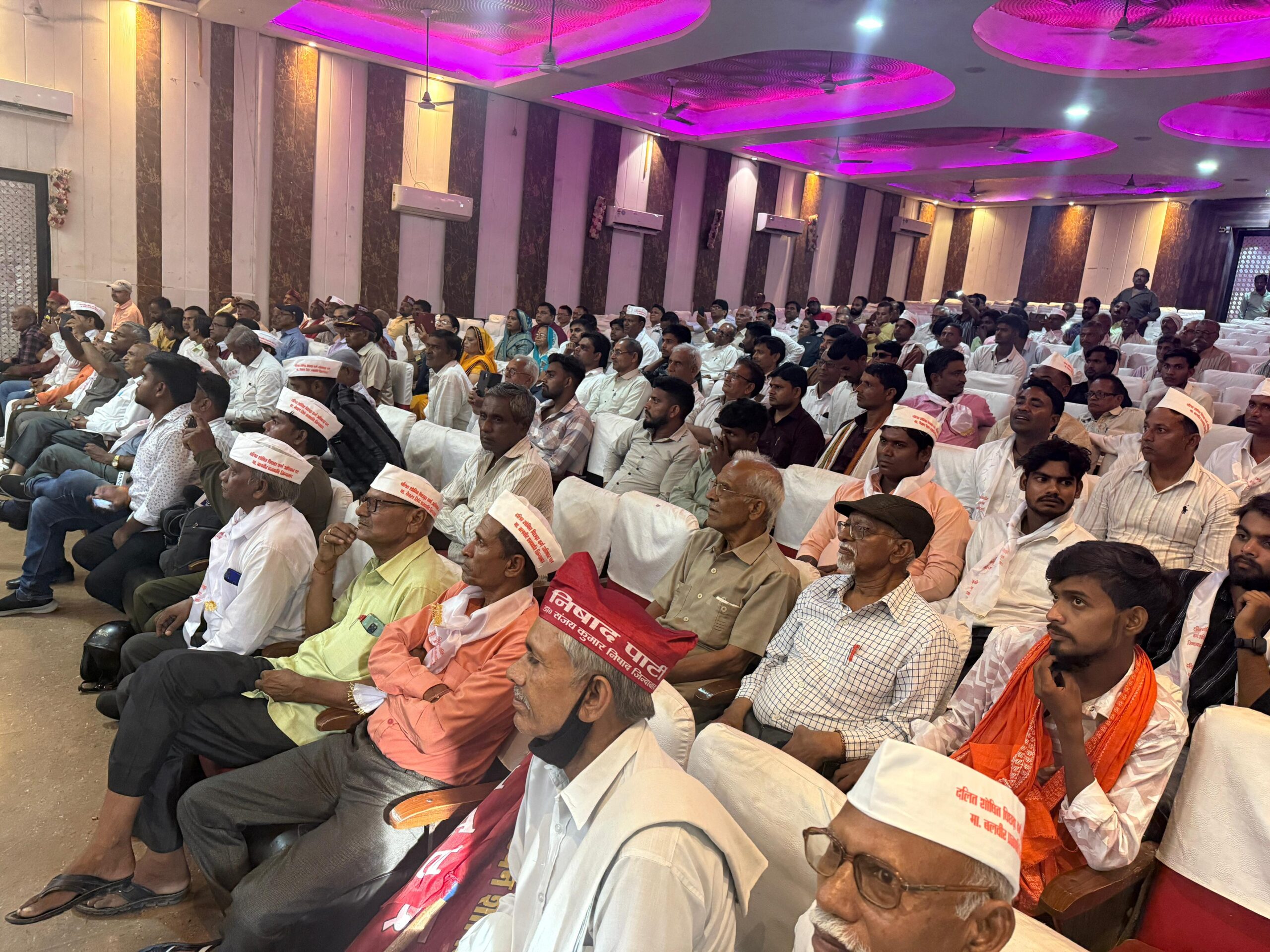 विशाल शिल्पकार अधिकार सम्मेलन में पहुँचे मंत्री डॉ. संजय कुमार निषाद 3 विशाल शिल्पकार अधिकार