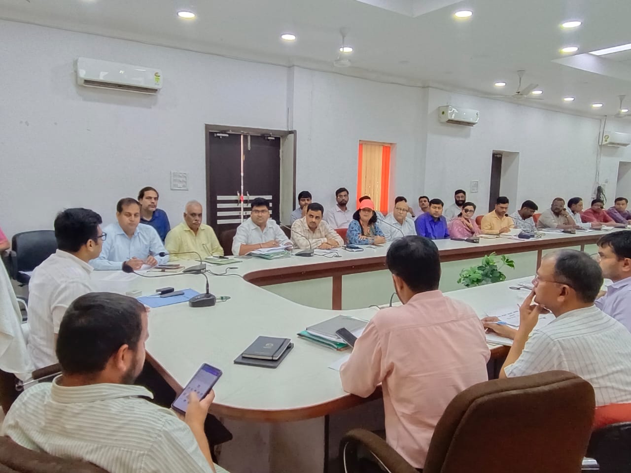 जिलाधिकारी की अध्यक्षता में जिला सड़क सुरक्षा समिति की बैठक संपन्न 2 सड़क सुरक्षा समिति