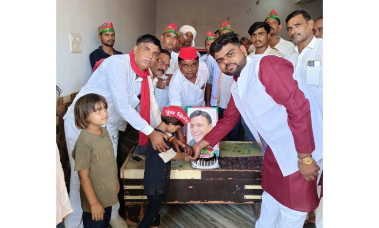AGRA- उत्तर प्रदेश के पूर्व मुख्यमंत्री अखिलेश यादव का 52वां जन्मदिन समाजवादियों ने हर्षोल्लास से मनाया 1 अखिलेश यादव
