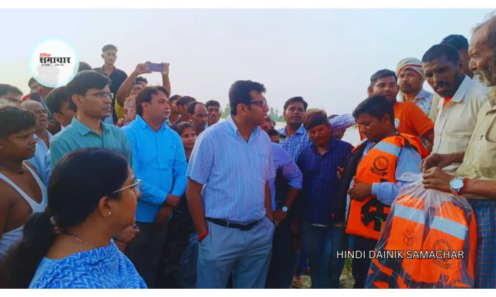 आगरा डीएम का बाढ़ प्रभावित क्षेत्रों का निरीक्षण आगरा डीएम, बाढ़, आगरा बाढ़ 2025, जिलाधिकारी अरविंद मल्लप्पा बंगारी, यमुना नदी जलस्तर