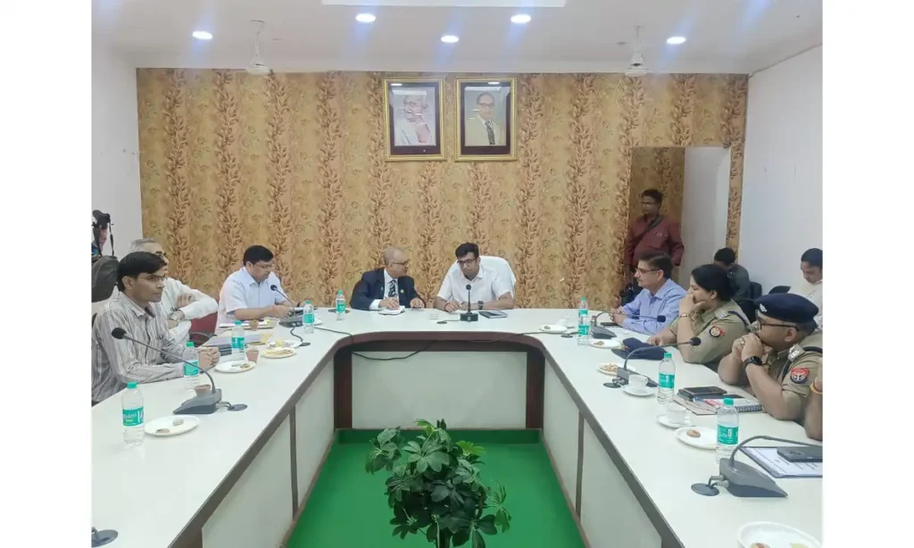 आगरा में नकली दवाओं पर शिकंजा, 15 विभाग साथ आए नकली दवाओं, आगरा, नकली दवाओं पर कार्रवाई आगरा, जिलाधिकारी अरविन्द बंगारी