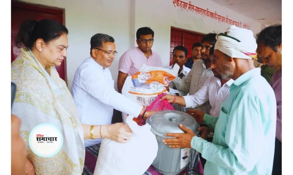 प्रभारी मंत्री जयवीर सिंह ने बाढ़ क्षेत्र का किया निरीक्षण प्रभारी मंत्री जयवीर सिंह, बाढ़, क्षेत्र का किया निरीक्षण