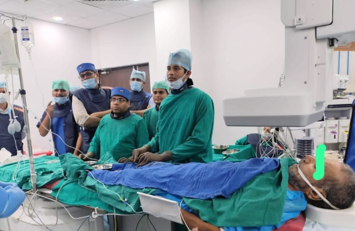 SNMC आगरा में पहली एंडोवैस्कुलर न्यूरो-इंटरवेंशन