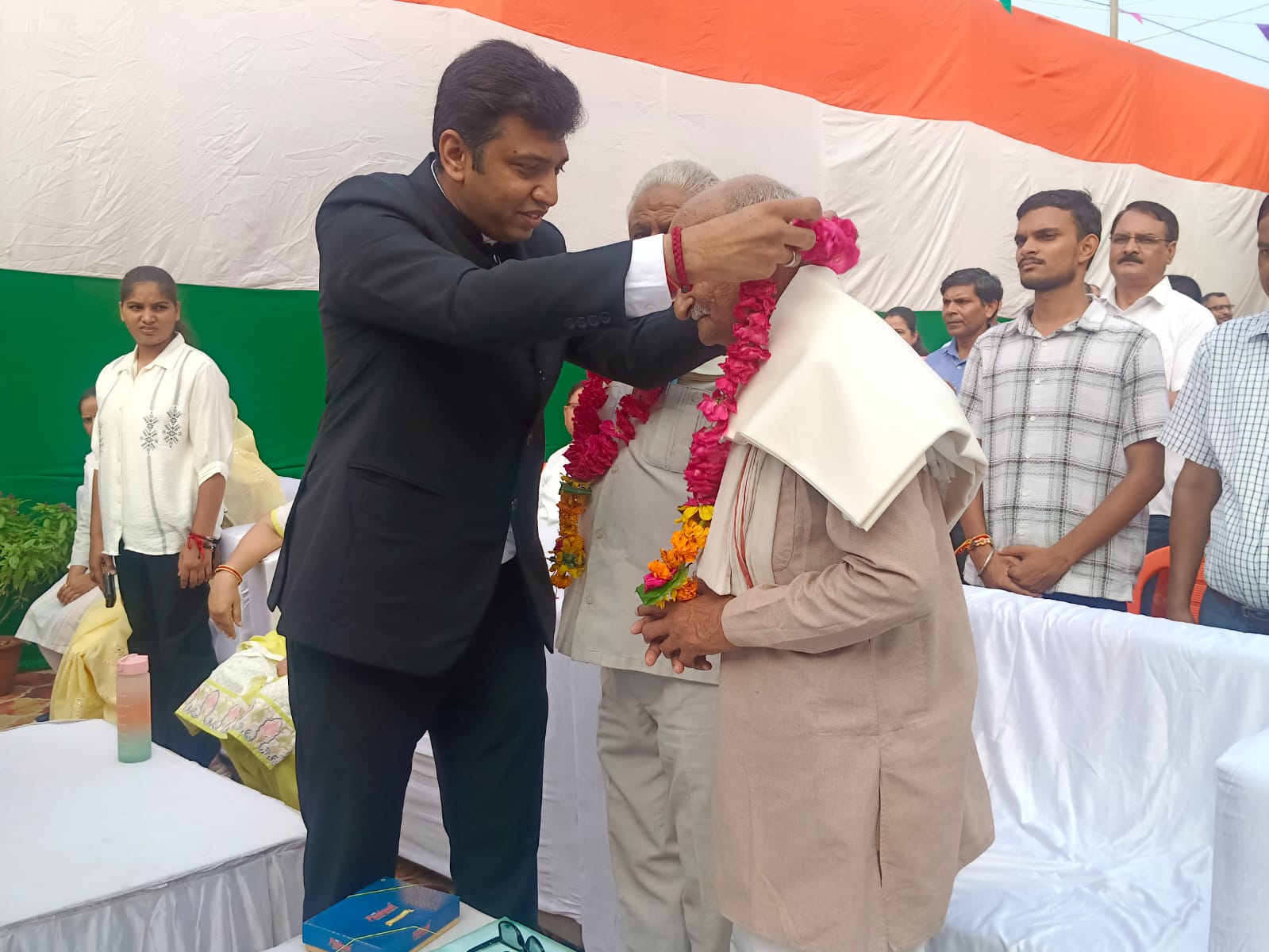 अरविन्द मल्लप्पा बंगारी, स्वतंत्रता दिवस, आगरा स्वतंत्रता दिवस 2025, जिलाधिकारी अरविन्द मल्लप्पा बंगारी, आगरा कलेक्ट्रेट तिरंगा फहराया