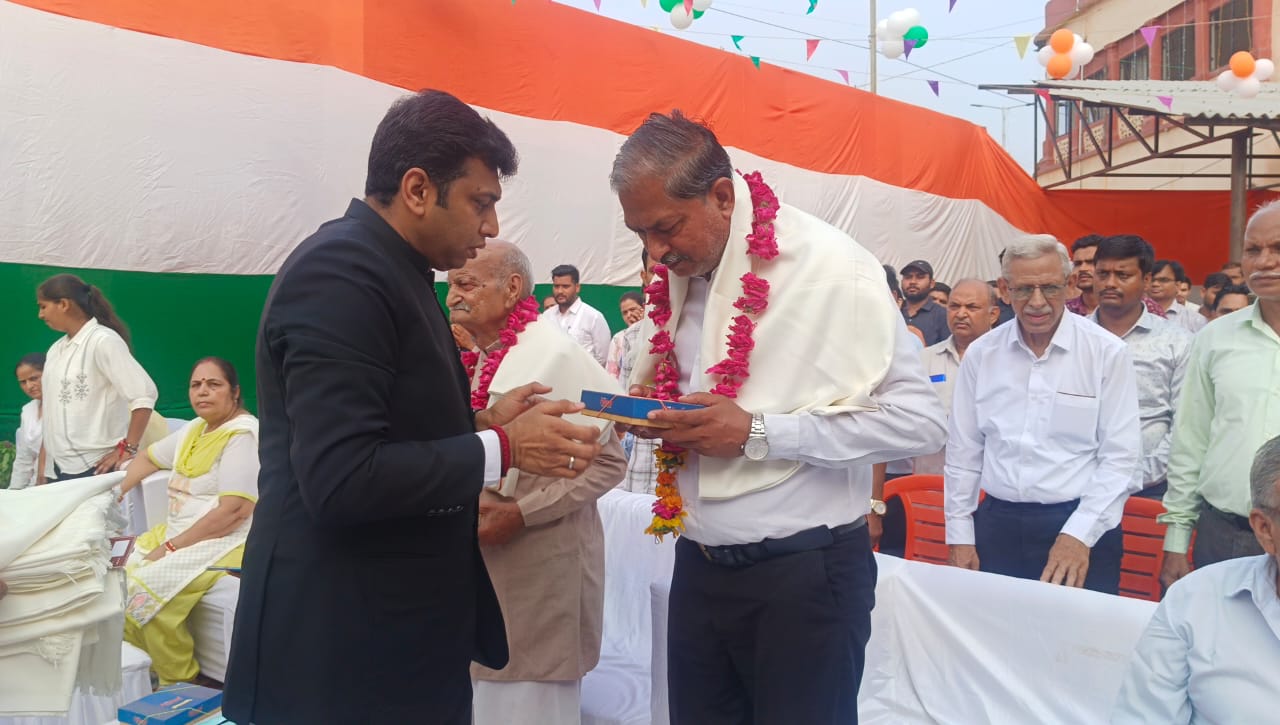 अरविन्द मल्लप्पा बंगारी, स्वतंत्रता दिवस, आगरा स्वतंत्रता दिवस 2025, जिलाधिकारी अरविन्द मल्लप्पा बंगारी, आगरा कलेक्ट्रेट तिरंगा फहराया