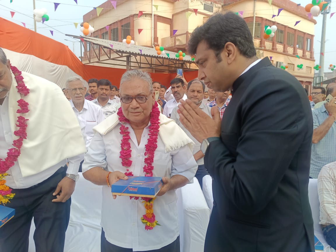 अरविन्द मल्लप्पा बंगारी, स्वतंत्रता दिवस, आगरा स्वतंत्रता दिवस 2025, जिलाधिकारी अरविन्द मल्लप्पा बंगारी, आगरा कलेक्ट्रेट तिरंगा फहराया