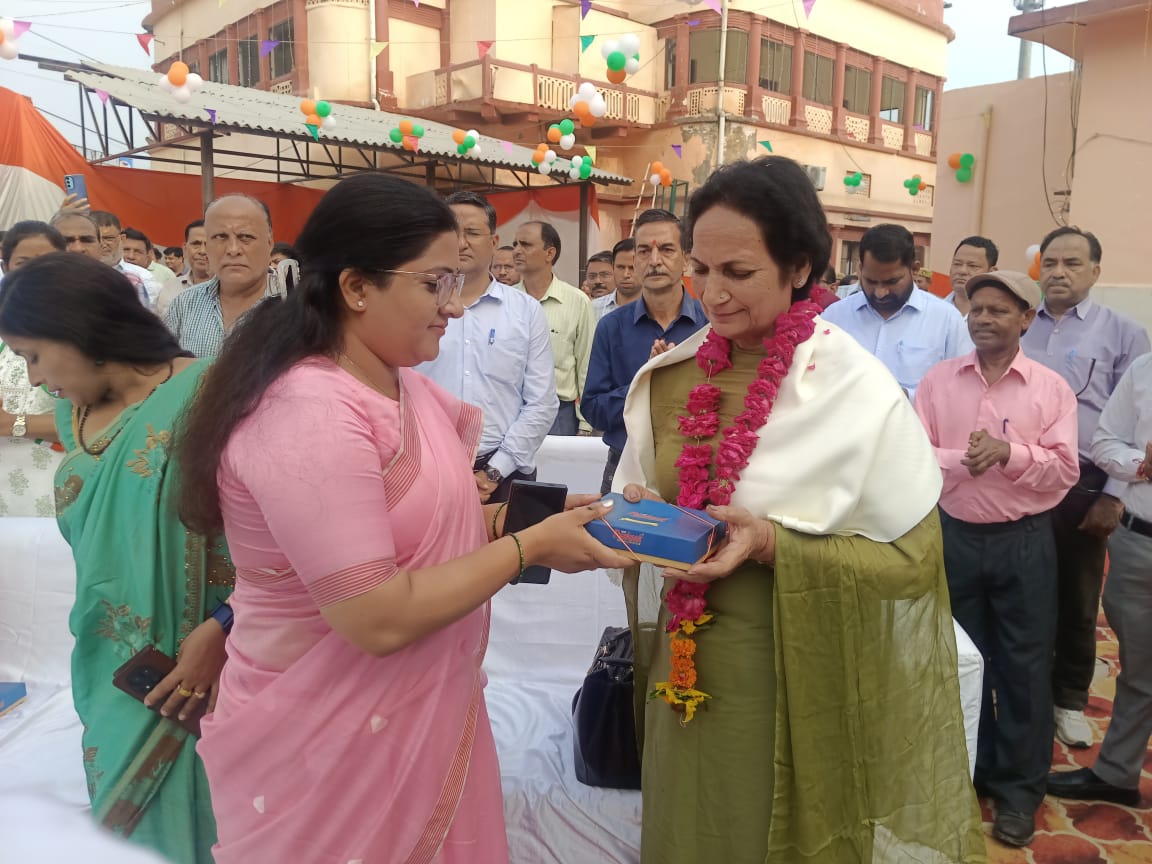 अरविन्द मल्लप्पा बंगारी, स्वतंत्रता दिवस, आगरा स्वतंत्रता दिवस 2025, जिलाधिकारी अरविन्द मल्लप्पा बंगारी, आगरा कलेक्ट्रेट तिरंगा फहराया