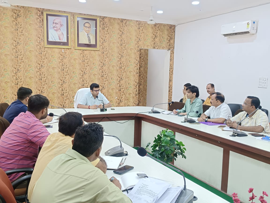 आगरा जर्जर स्कूल