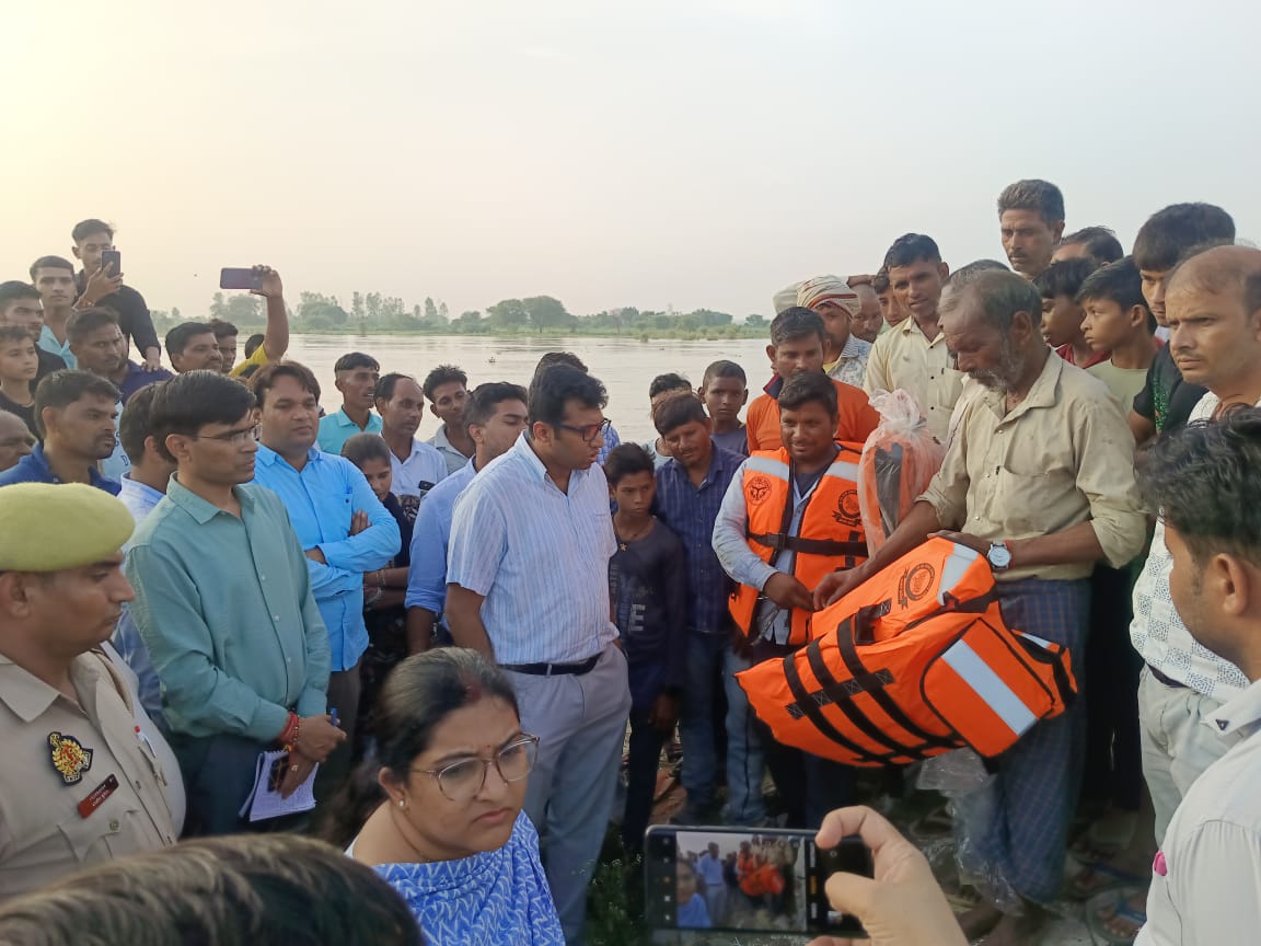 आगरा डीएम, बाढ़