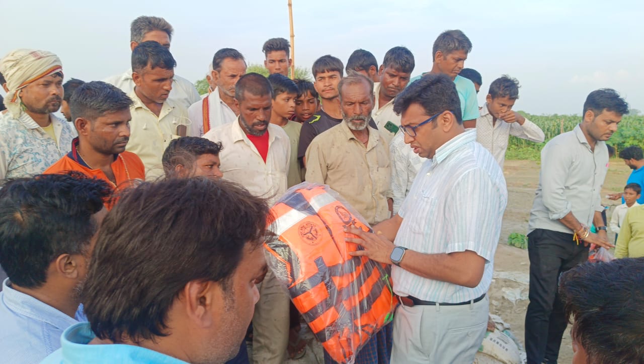 आगरा डीएम, बाढ़