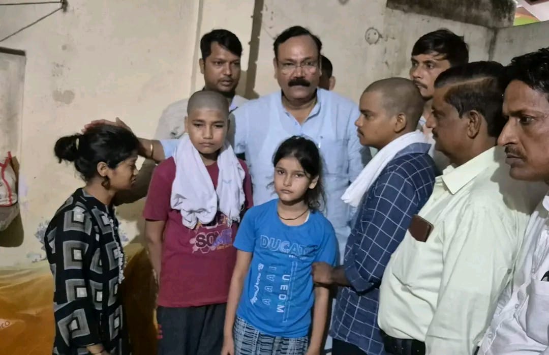 गैस सिलेंडर हादसा आगरा, सांसद राजकुमार चाहर, गैस सिलेंडर विस्फोट, बाह क्षेत्र समाचार, आगरा दुर्घटना सहायता, देवीय आपदा राहत कोष