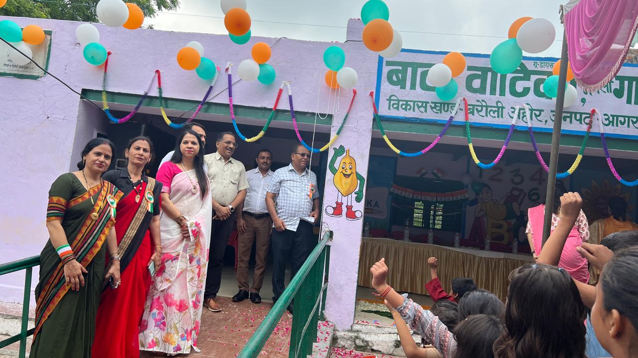 बाल वाटिका, आगरा परिषदीय विद्यालय, आगरा बाल वाटिका उद्घाटन 2025, परिषदीय विद्यालय स्वतंत्रता दिवस, प्राथमिक विद्यालय नगला गाड़े, बेसिक शिक्षा विभाग आगरा,
