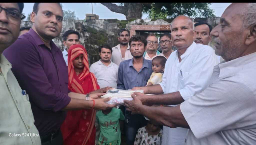 रीमा, रीमा साहसी महिला आगरा, बाह तहसील नौगवां घटना, महिला ने बच्ची की जान बचाई, जंगली जानवर हमला आगरा, जिलाधिकारी अरविंद मल्लप्पा बंगारी, महिला सम्मानित आगरा, 25 हजार सहायता राशि चेक, उपजिलाधिकारी बाह हेमंत कुमार बिंद, ब्लॉक प्रमुख बाह लाल सिंह चौहान, सैफई मेडिकल हॉस्पिटल बच्ची, महिला सशक्तिकरण आगरा, मातृत्व का साहस, महिला शक्ति उदाहरण, आगरा महिला सम्मान समारोह, बच्ची पर वन्यजीव हमला