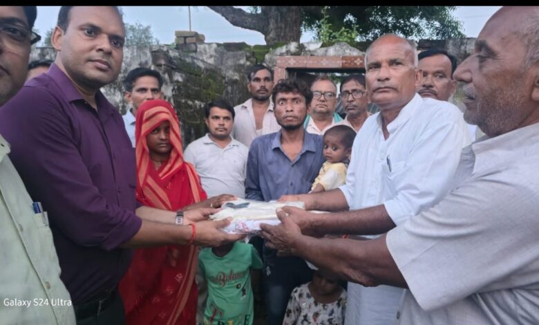 रीमा, रीमा साहसी महिला आगरा, बाह तहसील नौगवां घटना, महिला ने बच्ची की जान बचाई, जंगली जानवर हमला आगरा, जिलाधिकारी अरविंद मल्लप्पा बंगारी, महिला सम्मानित आगरा, 25 हजार सहायता राशि चेक, उपजिलाधिकारी बाह हेमंत कुमार बिंद, ब्लॉक प्रमुख बाह लाल सिंह चौहान, सैफई मेडिकल हॉस्पिटल बच्ची, महिला सशक्तिकरण आगरा, मातृत्व का साहस, महिला शक्ति उदाहरण, आगरा महिला सम्मान समारोह, बच्ची पर वन्यजीव हमला