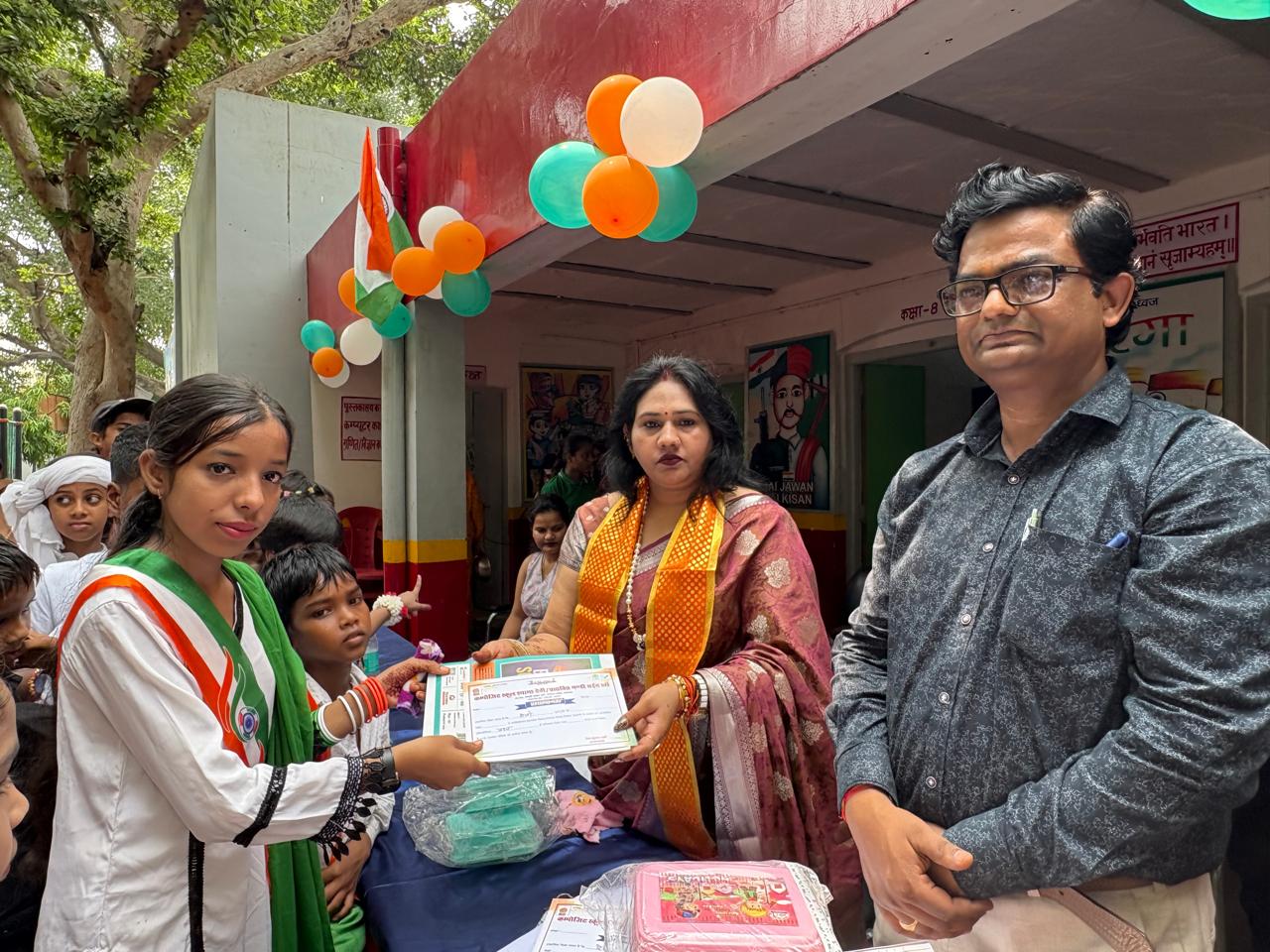 स्वतंत्रता दिवस, प्राइमरी स्कूल स्वतंत्रता दिवस कार्यक्रम, कंपोजिट स्कूल आगरा सांस्कृतिक कार्यक्रम, बच्चों को उपहार वितरण स्वतंत्रता दिवस, आगरा श्यामा देवी स्कूल स्वतंत्रता दिवस
