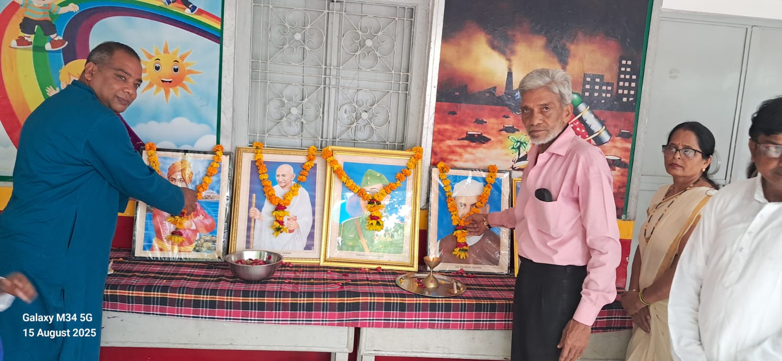 स्वतंत्रता दिवस, प्राइमरी स्कूल स्वतंत्रता दिवस कार्यक्रम, कंपोजिट स्कूल आगरा सांस्कृतिक कार्यक्रम, बच्चों को उपहार वितरण स्वतंत्रता दिवस, आगरा श्यामा देवी स्कूल स्वतंत्रता दिवस