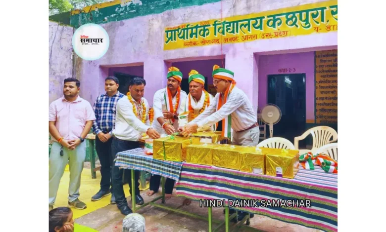 स्वतंत्रता दिवस, प्राथमिक विद्यालय कछपुरा सरेंडा, स्वतंत्रता दिवस आगरा 2025, सामुदायिक सहभागिता शिक्षा, स्कूल को इनवर्टर बैटरी