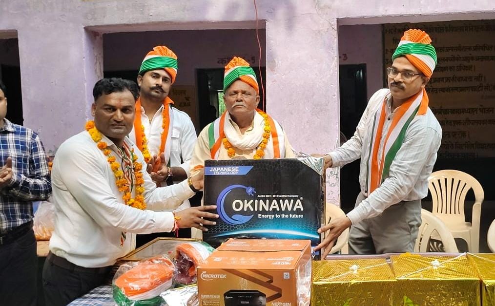स्वतंत्रता दिवस, प्राथमिक विद्यालय कछपुरा सरेंडा, स्वतंत्रता दिवस आगरा 2025, सामुदायिक सहभागिता शिक्षा, स्कूल को इनवर्टर बैटरी