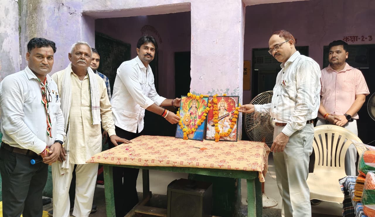 स्वतंत्रता दिवस, प्राथमिक विद्यालय कछपुरा सरेंडा, स्वतंत्रता दिवस आगरा 2025, सामुदायिक सहभागिता शिक्षा, स्कूल को इनवर्टर बैटरी