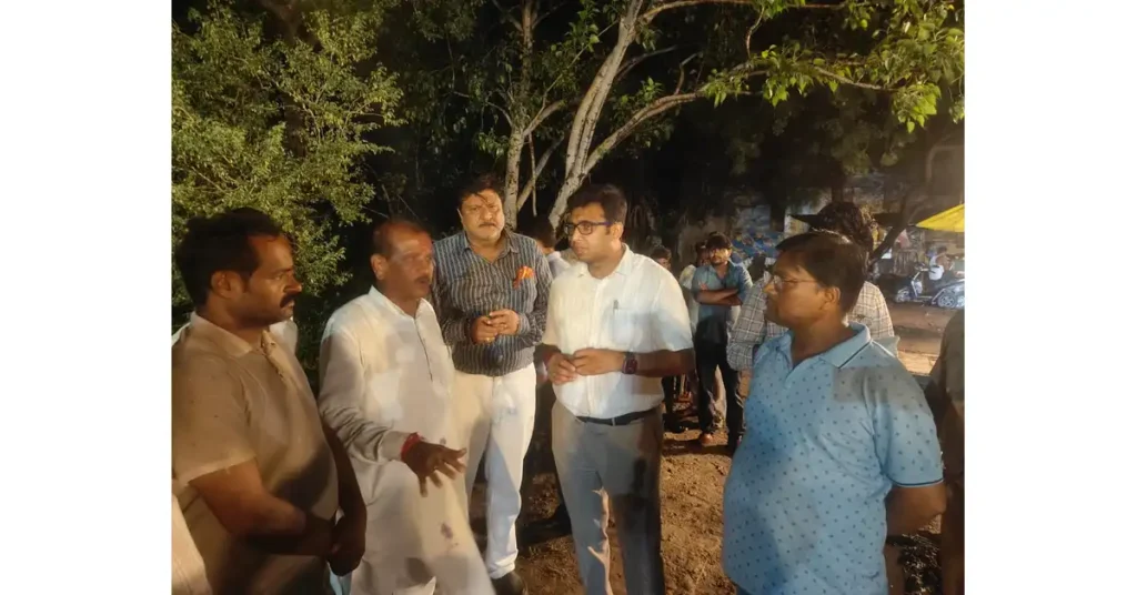 आगरा बाढ़ अलर्ट, यमुना नदी का जलस्तर, जिलाधिकारी अरविंद मल्लप्पा बंगारी, विधायक पुरुषोत्तम खंडेलवाल, आगरा प्रशासन बाढ़ तैयारी, आगरा डूब क्षेत्र निरीक्षण, बाढ़ शरणालय आगरा
